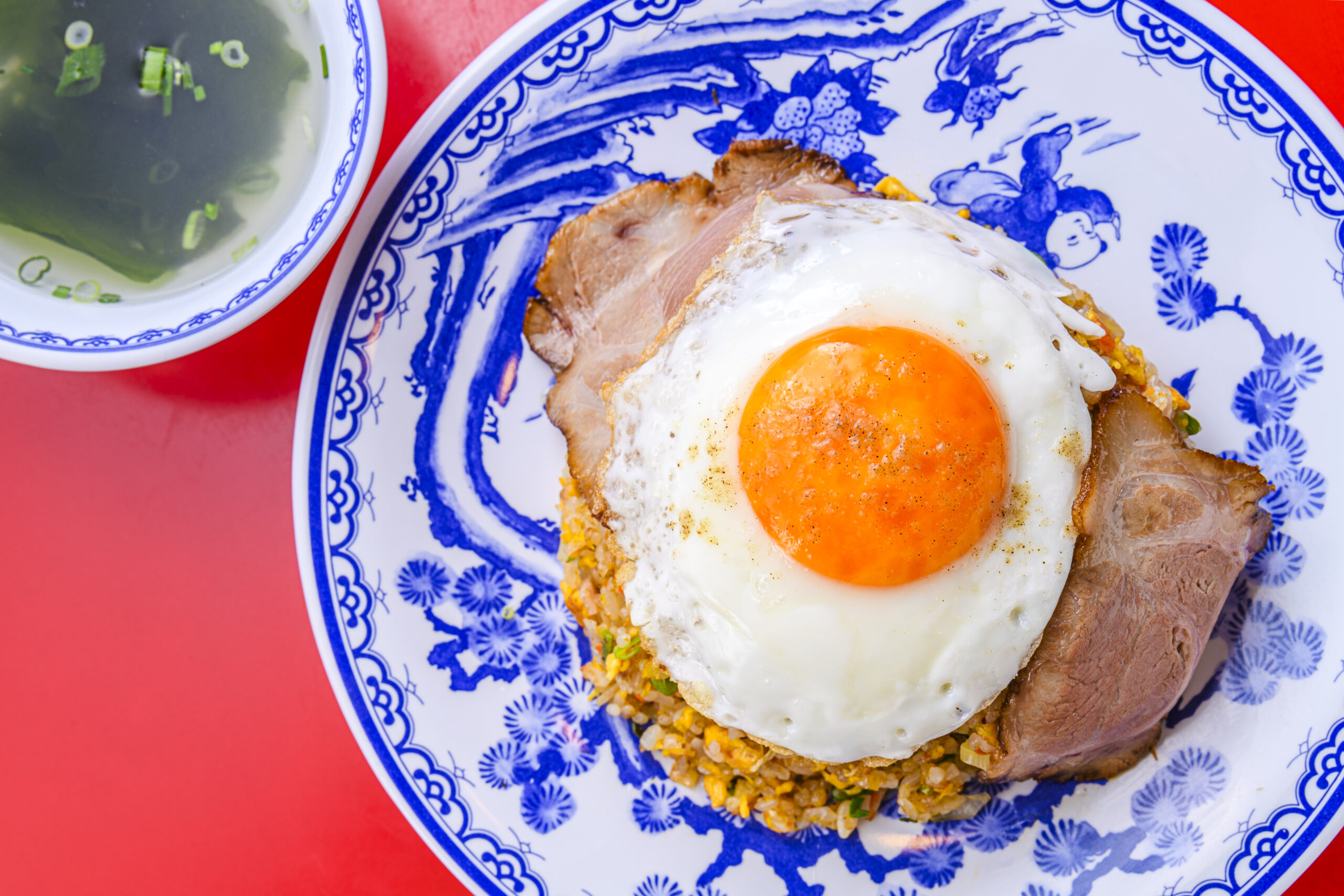 目玉焼きと焼き豚がのった中華メニュー①万里 | ワンダフルコウベweb